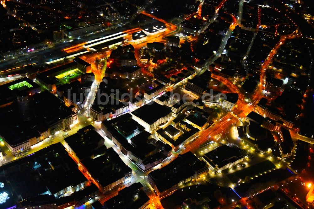 Pforzheim bei Nacht aus der Vogelperspektive: Nachtluftbild Stadtzentrum im Innenstadtbereich in Pforzheim im Bundesland Baden-Württemberg, Deutschland