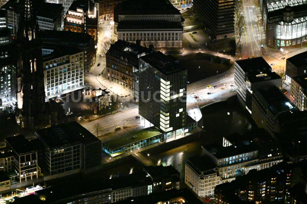 Hamburg bei Nacht aus der Vogelperspektive: Nachtluftbild Stadtzentrum im Innenstadtbereich rund um das Kirchengebäude des Mahnmal St. Nikolai an der Willy-Brandt-Straße in Hamburg, Deutschland