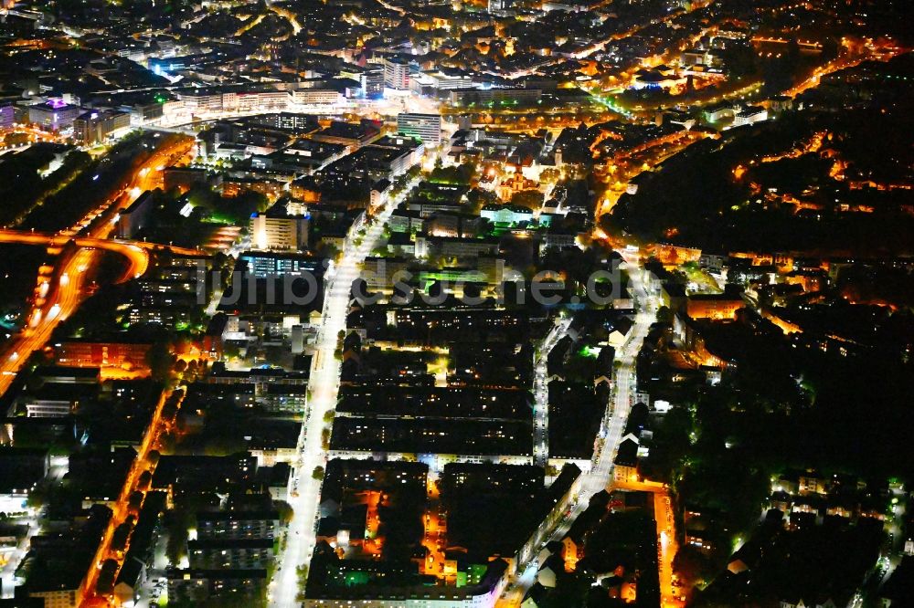 Saarbrücken bei Nacht aus der Vogelperspektive: Nachtluftbild Stadtzentrum im Innenstadtbereich in Saarbrücken im Bundesland Saarland, Deutschland