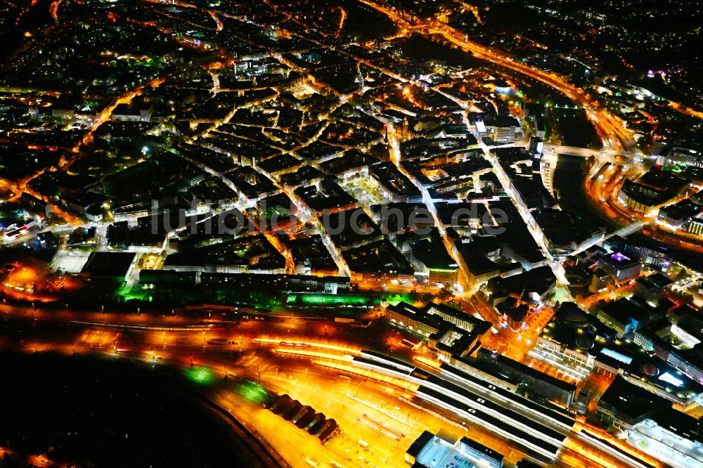 Saarbrücken bei Nacht aus der Vogelperspektive: Nachtluftbild Stadtzentrum im Innenstadtbereich in Saarbrücken im Bundesland Saarland, Deutschland