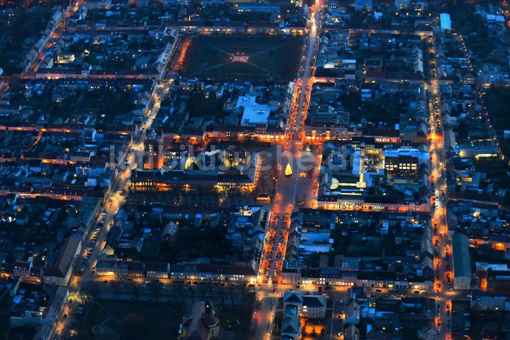 Nacht-Luftaufnahme Neuruppin - Nachtluftbild Stadtzentrum im Innenstadtbereich am Schulplatz in Neuruppin im Bundesland Brandenburg, Deutschland