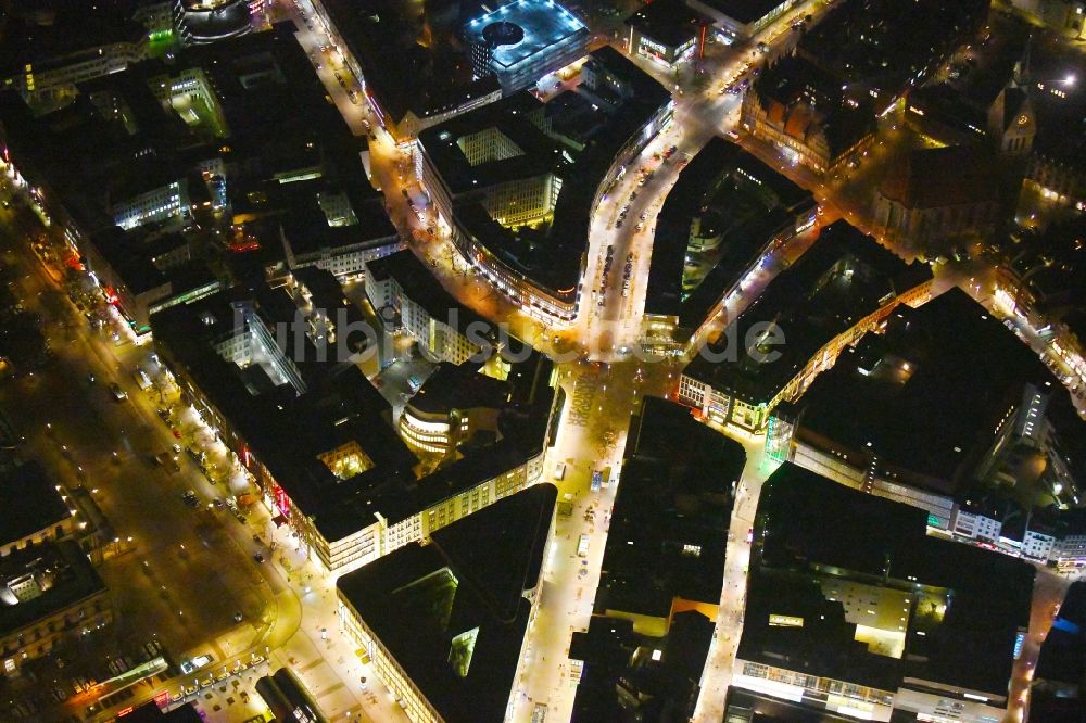 Nacht-Luftaufnahme Hannover - Nachtluftbild Stadtzentrum im Innenstadtbereich der Stadtmitte in Hannover im Bundesland Niedersachsen, Deutschland