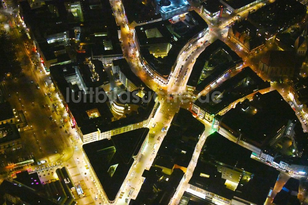 Hannover bei Nacht aus der Vogelperspektive: Nachtluftbild Stadtzentrum im Innenstadtbereich der Stadtmitte in Hannover im Bundesland Niedersachsen, Deutschland