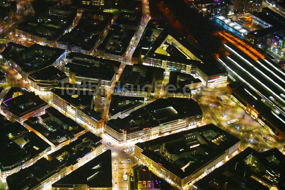 Hannover bei Nacht von oben - Nachtluftbild Stadtzentrum im Innenstadtbereich der Stadtmitte in Hannover im Bundesland Niedersachsen, Deutschland