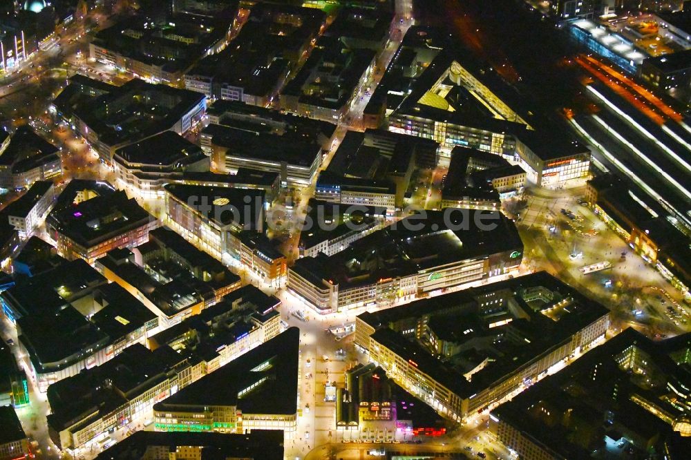 Hannover bei Nacht aus der Vogelperspektive: Nachtluftbild Stadtzentrum im Innenstadtbereich der Stadtmitte in Hannover im Bundesland Niedersachsen, Deutschland