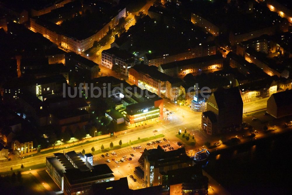 Rostock bei Nacht aus der Vogelperspektive: Nachtluftbild Stadtzentrum im Innenstadtbereich Am Strande in Rostock im Bundesland Mecklenburg-Vorpommern, Deutschland