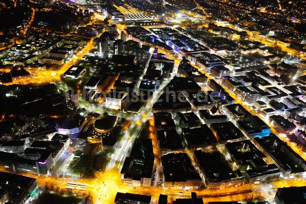 Stuttgart bei Nacht aus der Vogelperspektive: Nachtluftbild Stadtzentrum im Innenstadtbereich in Stuttgart im Bundesland Baden-Württemberg, Deutschland