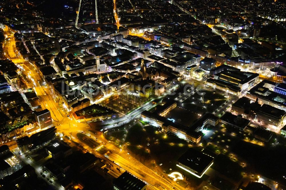 Stuttgart bei Nacht aus der Vogelperspektive: Nachtluftbild Stadtzentrum im Innenstadtbereich in Stuttgart im Bundesland Baden-Württemberg, Deutschland