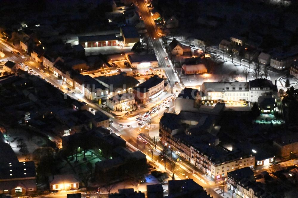 Nachtluftbild Werder (Havel) - Nachtluftbild Stadtzentrum im Innenstadtbereich Torstraße - Baderstraße - Am Markt in Werder (Havel) im Bundesland Brandenburg