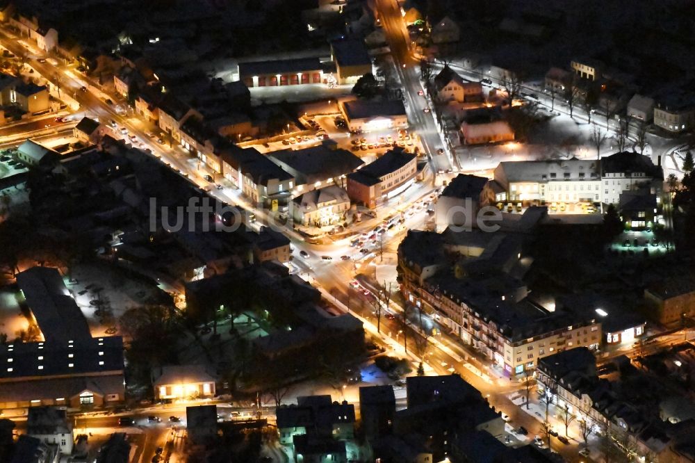 Nacht-Luftaufnahme Werder (Havel) - Nachtluftbild Stadtzentrum im Innenstadtbereich Torstraße - Baderstraße - Am Markt in Werder (Havel) im Bundesland Brandenburg