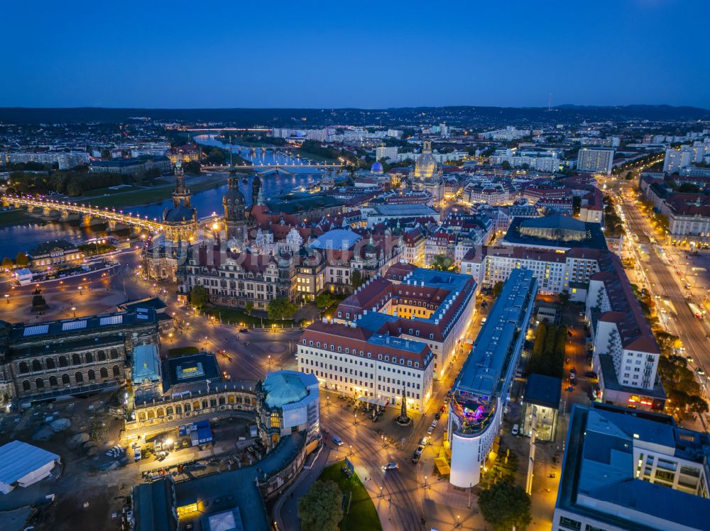 Dresden bei Nacht von oben - Nachtluftbild Stadtzentrum im Innenstadtbereich am Ufer des Flußverlaufes der Elbe in Dresden im Bundesland Sachsen, Deutschland