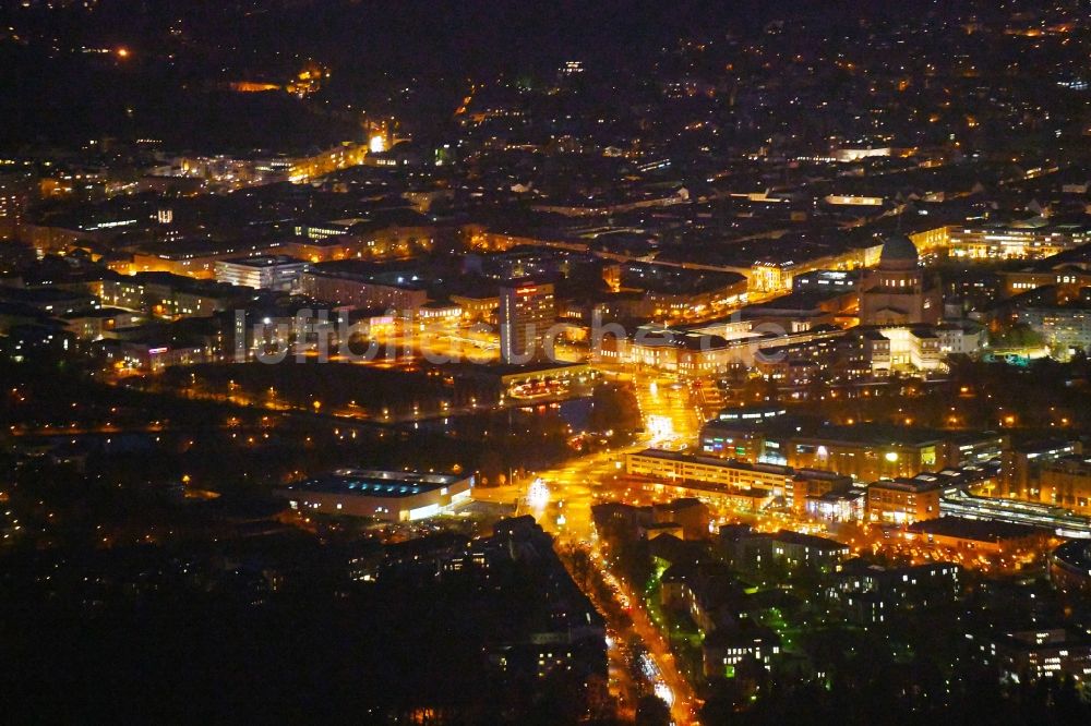 Potsdam bei Nacht von oben - Nachtluftbild Stadtzentrum im Innenstadtbereich am Ufer des Flußverlaufes der Havel im Ortsteil Innenstadt in Potsdam im Bundesland Brandenburg, Deutschland