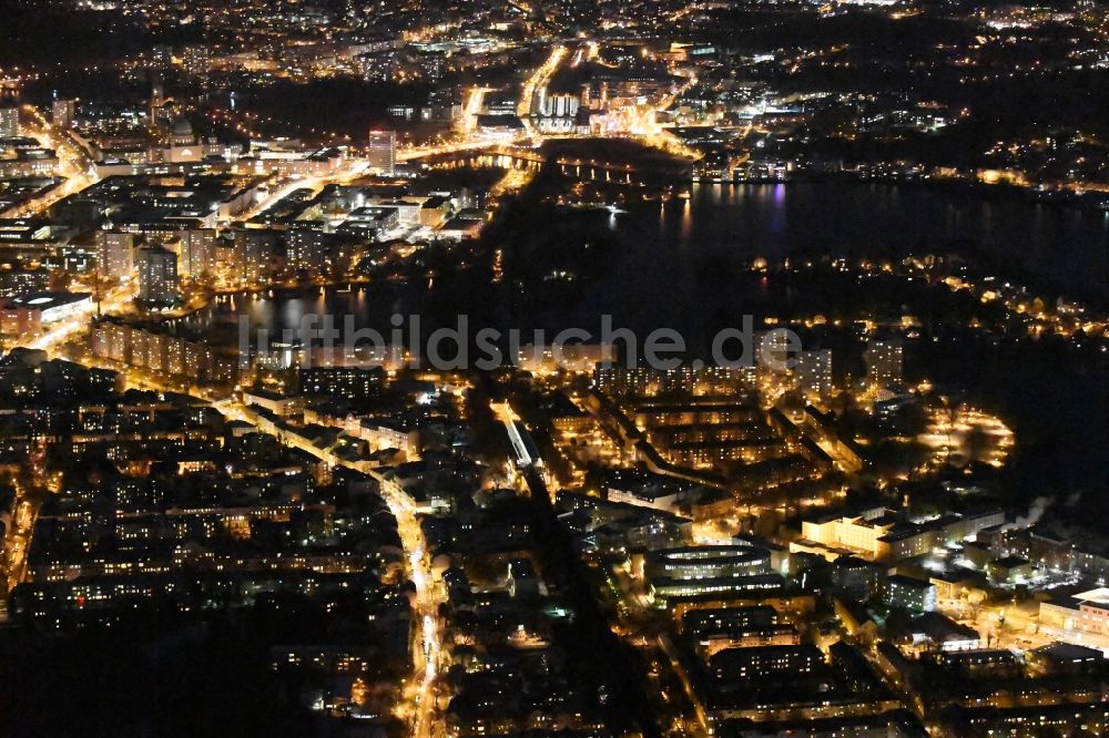 Potsdam bei Nacht aus der Vogelperspektive: Nachtluftbild Stadtzentrum im Innenstadtbereich am Ufer des Flußverlaufes der Havel in Potsdam im Bundesland Brandenburg