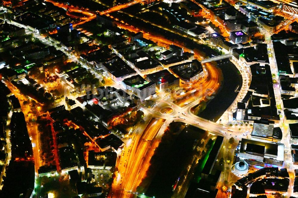 Saarbrücken bei Nacht von oben - Nachtluftbild Stadtzentrum im Innenstadtbereich am Ufer des Flußverlaufes der Saar in Saarbrücken im Bundesland Saarland, Deutschland