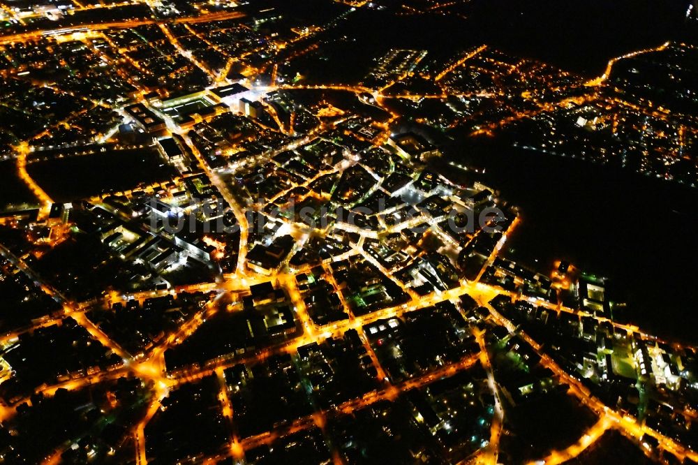 Weimar bei Nacht aus der Vogelperspektive: Nachtluftbild Stadtzentrum im Innenstadtbereich in Weimar im Bundesland Thüringen, Deutschland