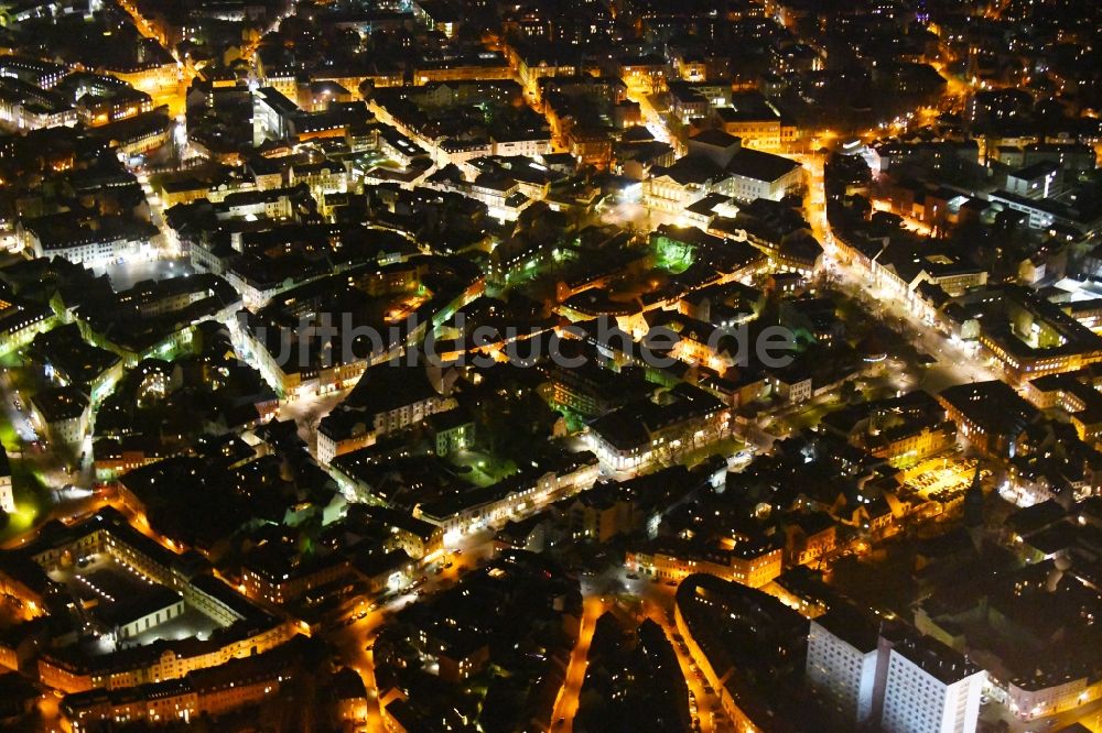 Weimar bei Nacht von oben - Nachtluftbild Stadtzentrum im Innenstadtbereich in Weimar im Bundesland Thüringen, Deutschland