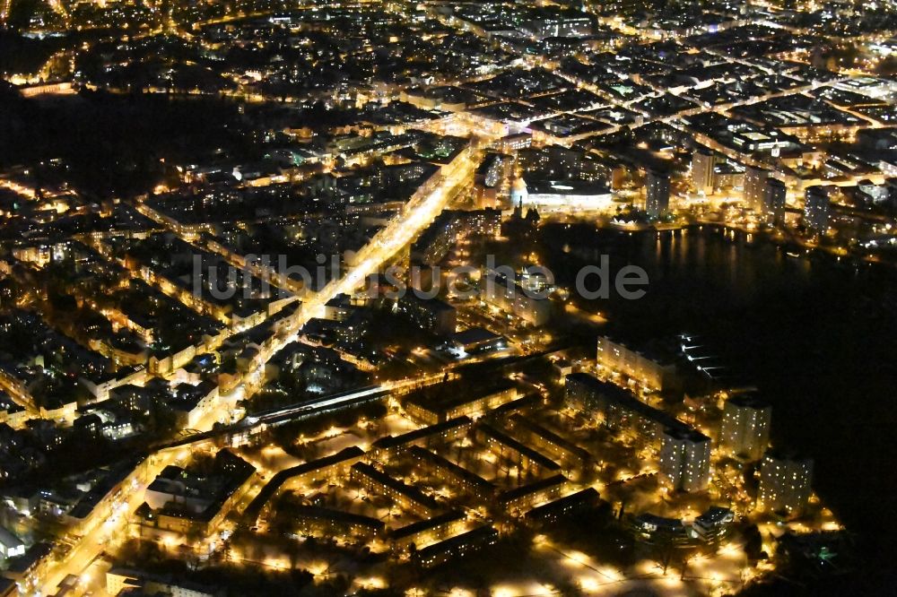 Potsdam bei Nacht von oben - Nachtluftbild Stadtzentrum im Innenstadtbereich Zeppelinstraße im Ortsteil Westliche Vorstadt in Potsdam im Bundesland Brandenburg