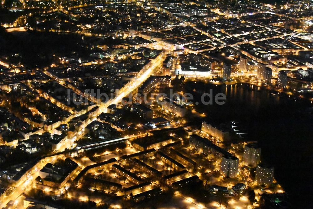 Potsdam bei Nacht aus der Vogelperspektive: Nachtluftbild Stadtzentrum im Innenstadtbereich Zeppelinstraße im Ortsteil Westliche Vorstadt in Potsdam im Bundesland Brandenburg