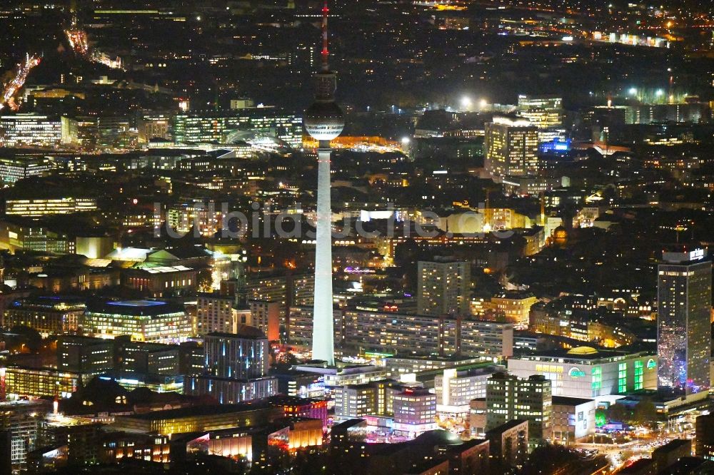 Berlin bei Nacht von oben - Nachtluftbild Stadtzentrum im Innenstadtbereich zwischen Rathausstraße - Fernsehturm und Alexanderplatz im Ortsteil Mitte in Berlin, Deutschland