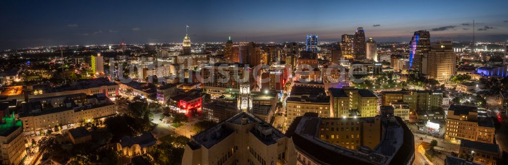 San Antonio bei Nacht von oben - Nachtluftbild Stadtzentrum mit der Skyline Downtown in San Antonio in Texas, USA