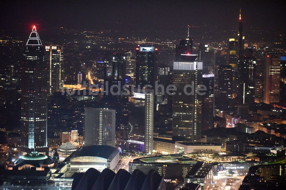 Frankfurt am Main bei Nacht aus der Vogelperspektive: Nachtluftbild Stadtzentrum mit der Skyline im Innenstadtbereich in Frankfurt am Main im Bundesland Hessen