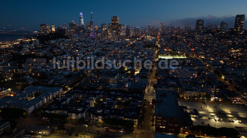 San Francisco bei Nacht von oben - Nachtluftbild Stadtzentrum mit der Skyline in San Francisco in Kalifornien, USA