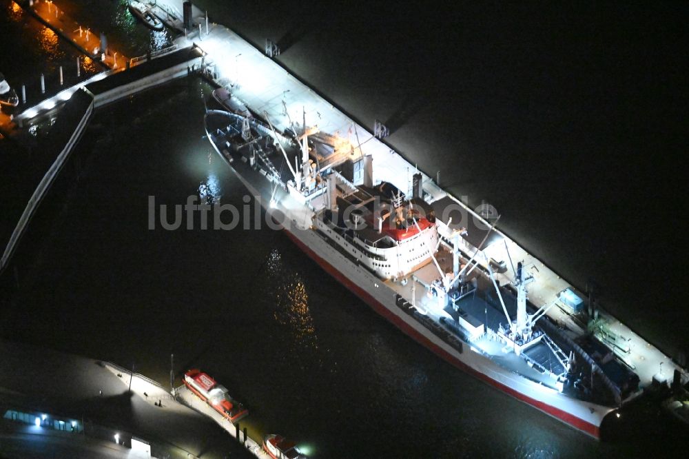 Hamburg bei Nacht aus der Vogelperspektive: Nachtluftbild Stückgutfrachter und Museumsschiff Cap San Diego am Ufer des Flußverlaufes der Elbe in Hamburg, Deutschland