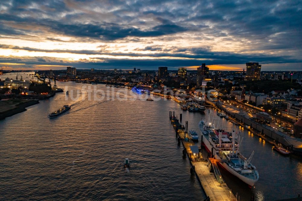 Nachtluftbild Hamburg - Nachtluftbild Stückgutfrachter und Museumsschiff Cap San Diego am Ufer des Flußverlaufes der Elbe in Hamburg, Deutschland