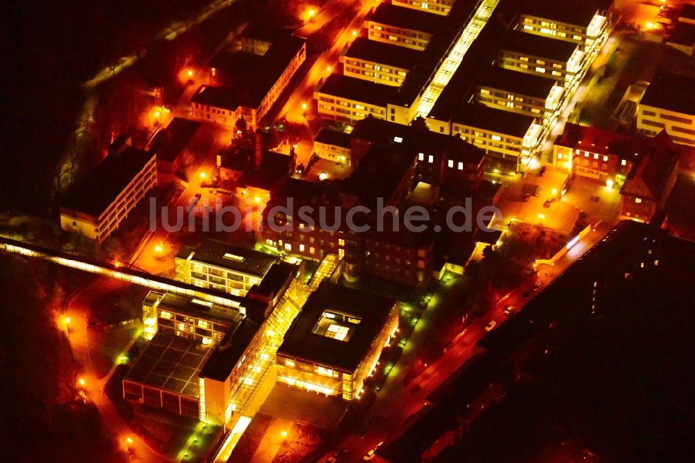 Brandenburg an der Havel bei Nacht aus der Vogelperspektive: Nachtluftbild Städtische Klinikum in Brandenburg an der Havel im Bundesland Brandenburg, Deutschland