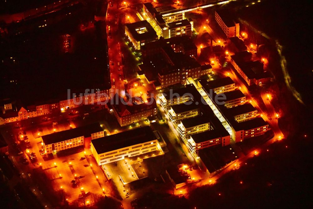 Brandenburg an der Havel bei Nacht von oben - Nachtluftbild Städtische Klinikum in Brandenburg an der Havel im Bundesland Brandenburg, Deutschland