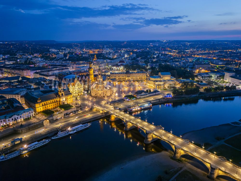 Dresden bei Nacht aus der Vogelperspektive: Nachtluftbild Straßen- Brückenbauwerk Augustusbrücke in Dresden im Bundesland Sachsen, Deutschland