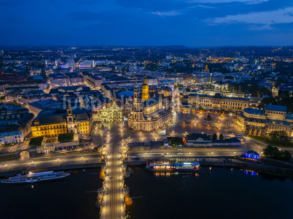 Nacht-Luftaufnahme Dresden - Nachtluftbild Straßen- Brückenbauwerk Augustusbrücke in Dresden im Bundesland Sachsen, Deutschland