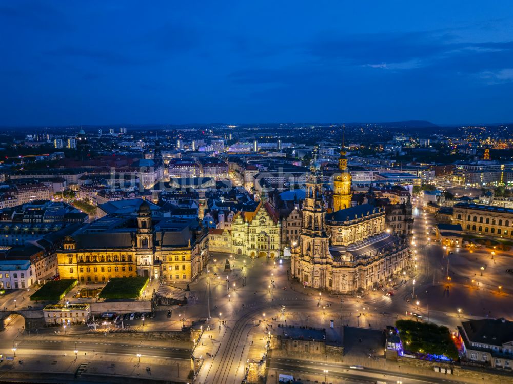 Dresden bei Nacht von oben - Nachtluftbild Straßen- Brückenbauwerk Augustusbrücke in Dresden im Bundesland Sachsen, Deutschland