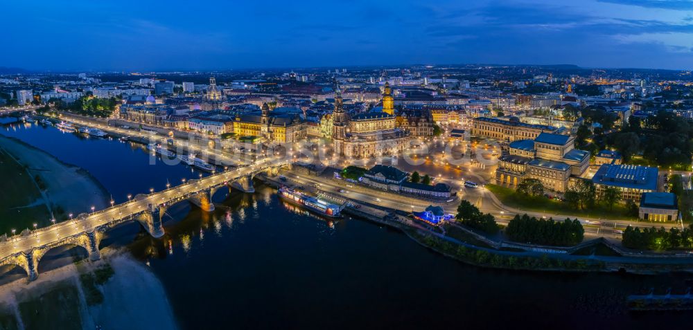 Dresden bei Nacht aus der Vogelperspektive: Nachtluftbild Straßen- Brückenbauwerk Augustusbrücke in Dresden im Bundesland Sachsen, Deutschland