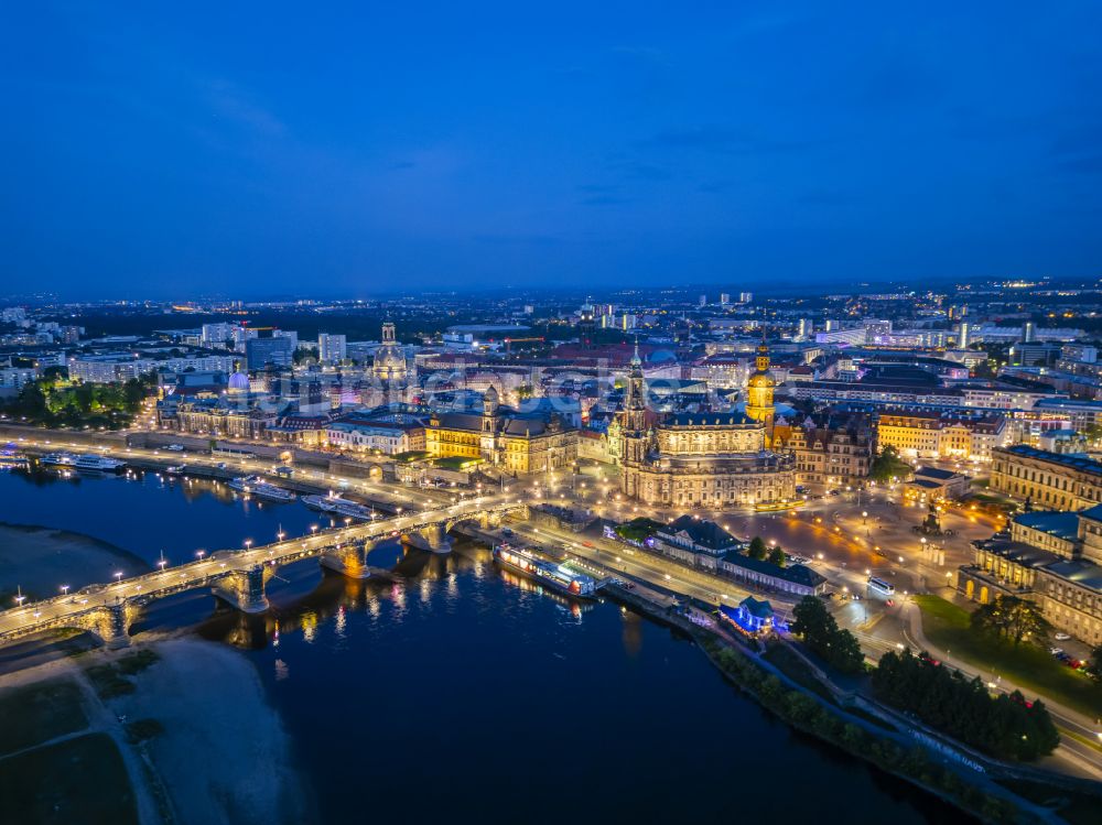 Nachtluftbild Dresden - Nachtluftbild Straßen- Brückenbauwerk Augustusbrücke in Dresden im Bundesland Sachsen, Deutschland