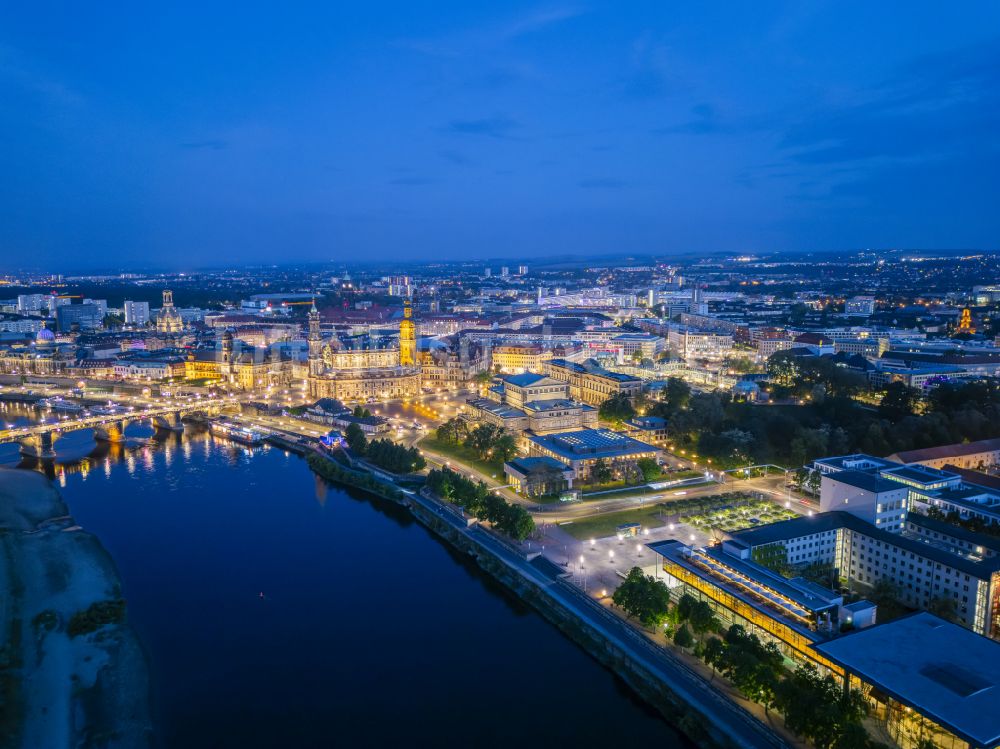 Nacht-Luftaufnahme Dresden - Nachtluftbild Straßen- Brückenbauwerk Augustusbrücke in Dresden im Bundesland Sachsen, Deutschland