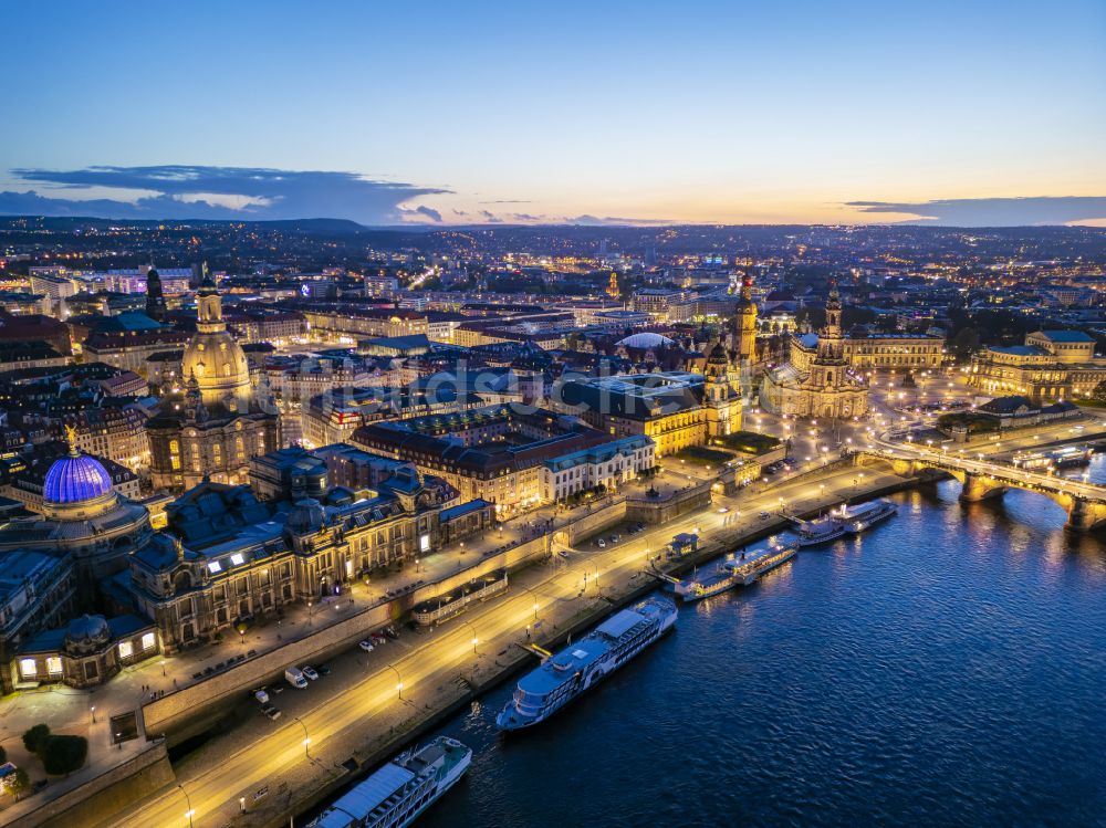 Dresden bei Nacht von oben - Nachtluftbild Straßen- Brückenbauwerk Augustusbrücke in Dresden im Bundesland Sachsen, Deutschland