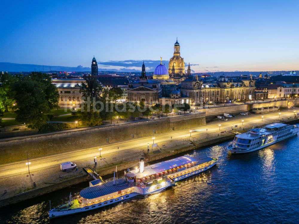 Dresden bei Nacht aus der Vogelperspektive: Nachtluftbild Straßen- Brückenbauwerk Augustusbrücke in Dresden im Bundesland Sachsen, Deutschland