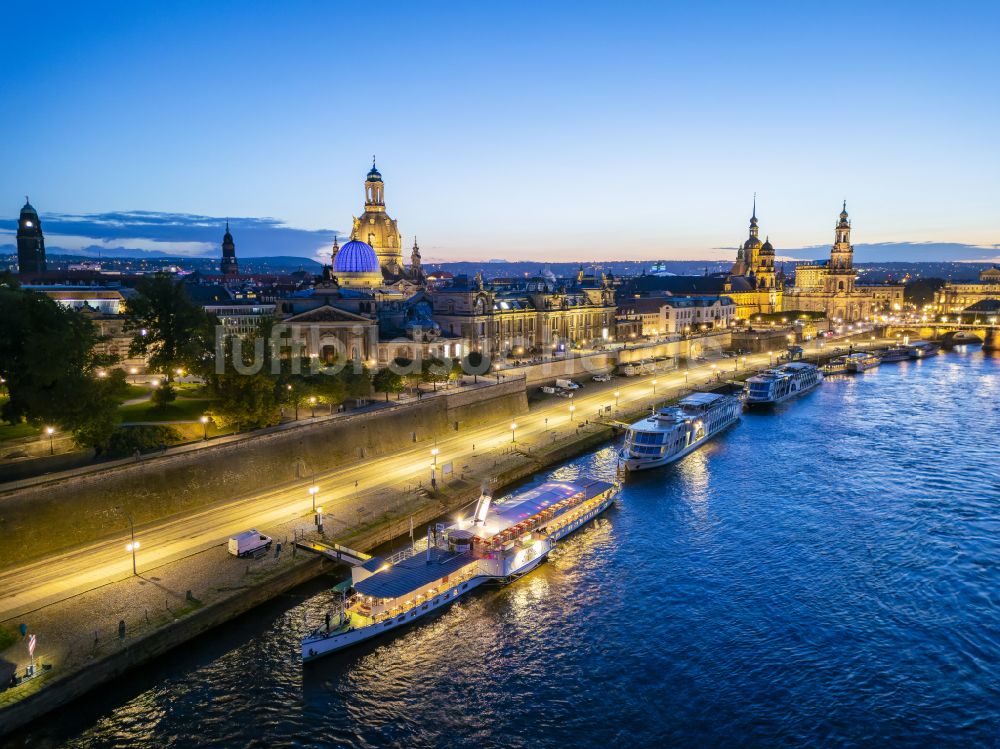 Nachtluftbild Dresden - Nachtluftbild Straßen- Brückenbauwerk Augustusbrücke in Dresden im Bundesland Sachsen, Deutschland