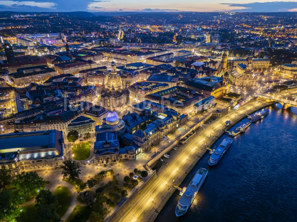 Nacht-Luftaufnahme Dresden - Nachtluftbild Straßen- Brückenbauwerk Augustusbrücke in Dresden im Bundesland Sachsen, Deutschland