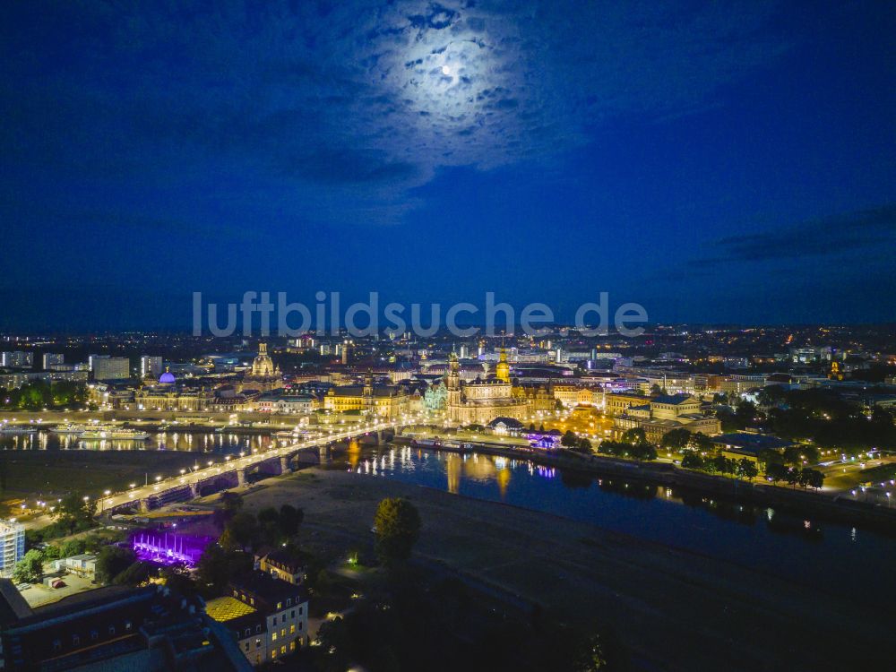 Nachtluftbild Dresden - Nachtluftbild Straßen- Brückenbauwerk Augustusbrücke in Dresden im Bundesland Sachsen, Deutschland