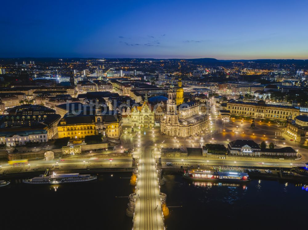 Nachtluftbild Dresden - Nachtluftbild Straßen- Brückenbauwerk Augustusbrücke in Dresden im Bundesland Sachsen, Deutschland