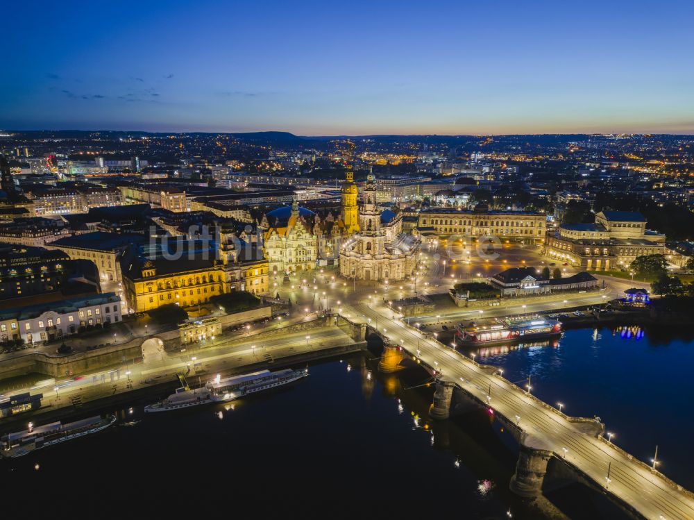 Nacht-Luftaufnahme Dresden - Nachtluftbild Straßen- Brückenbauwerk Augustusbrücke in Dresden im Bundesland Sachsen, Deutschland