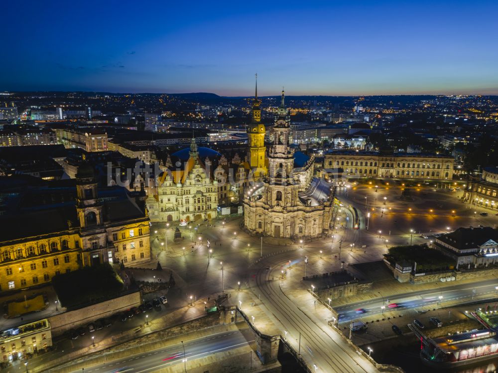 Dresden bei Nacht von oben - Nachtluftbild Straßen- Brückenbauwerk Augustusbrücke in Dresden im Bundesland Sachsen, Deutschland