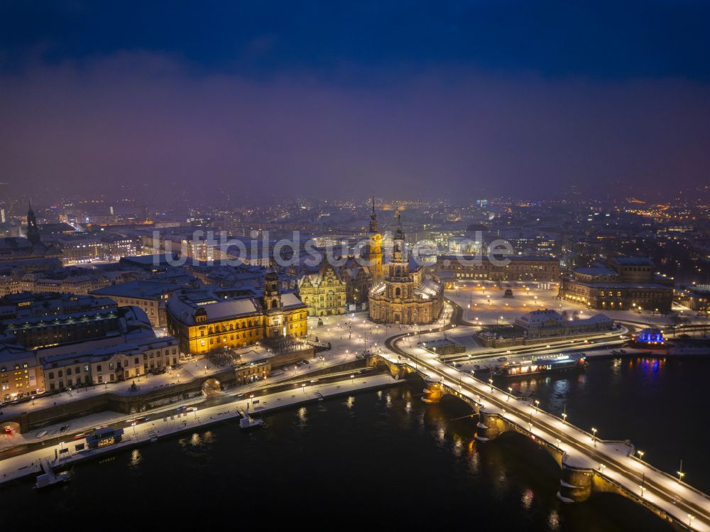 Dresden bei Nacht aus der Vogelperspektive: Nachtluftbild Straßen- Brückenbauwerk Augustusbrücke in Dresden im Bundesland Sachsen, Deutschland