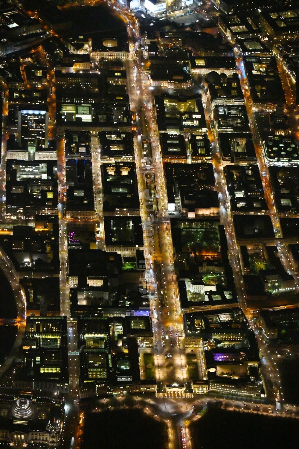 Berlin bei Nacht aus der Vogelperspektive: Nachtluftbild Straßenführung der bekannten Flaniermeile und Einkaufsstraße Brandenburger Tor - Pariser Platz - Unter den Linden im Ortsteil Mitte in Berlin, Deutschland