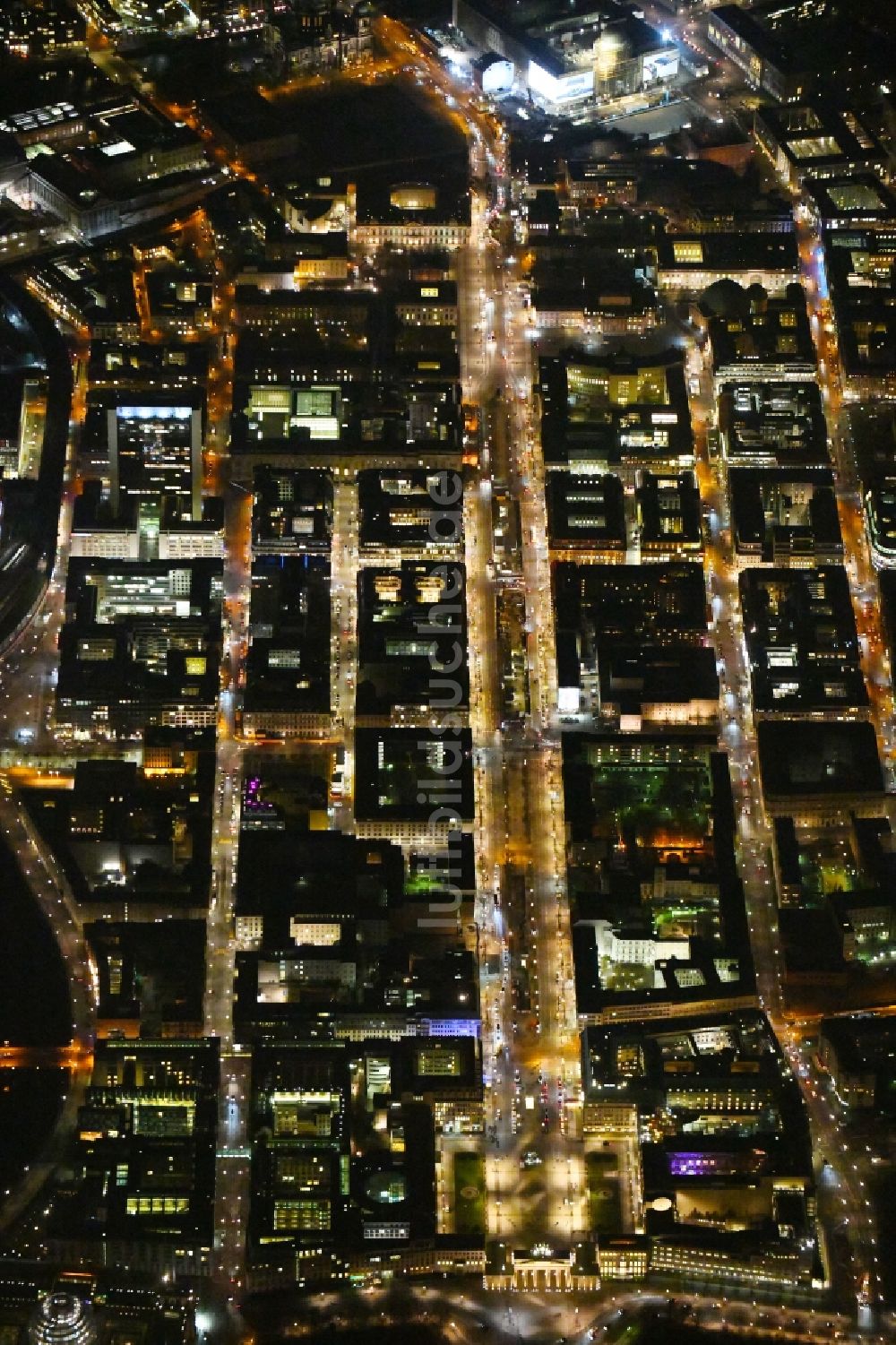 Nacht-Luftaufnahme Berlin - Nachtluftbild Straßenführung der bekannten Flaniermeile und Einkaufsstraße Brandenburger Tor - Pariser Platz - Unter den Linden im Ortsteil Mitte in Berlin, Deutschland