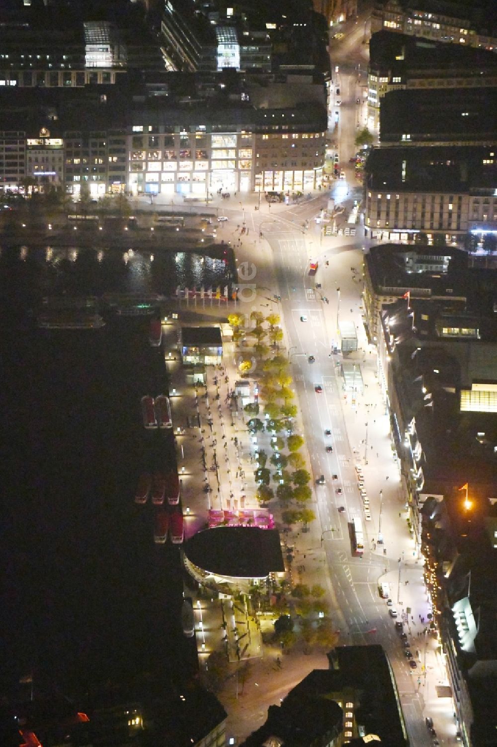 Hamburg bei Nacht von oben - Nachtluftbild Straßenführung der bekannten Flaniermeile und Einkaufsstraße Jungfernstieg mit Alsterpavillon in Hamburg, Deutschland