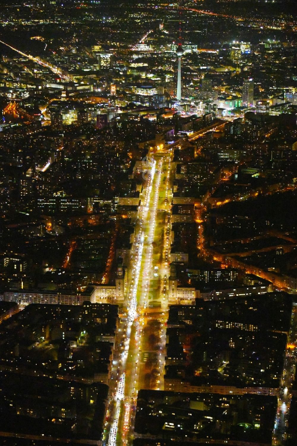 Berlin bei Nacht aus der Vogelperspektive: Nachtluftbild Straßenführung der bekannten Flaniermeile und Einkaufsstraße Karl-Marx-Allee Frankfurter Tor - Frankfurter Allee im Ortsteil Friedrichshain in Berlin, Deutschland