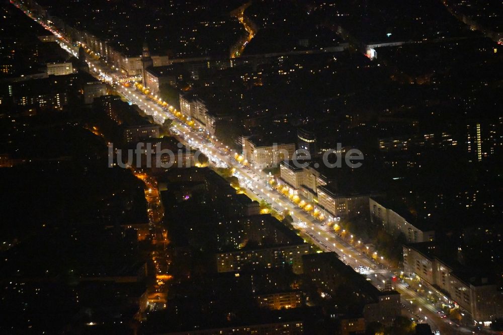 Nacht-Luftaufnahme Berlin - Nachtluftbild Straßenführung der bekannten Flaniermeile und Einkaufsstraße Karl-Marx-Allee im Ortsteil Mitte in Berlin, Deutschland